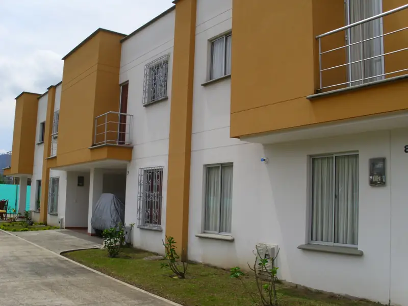 Fachada de las casas del conjunto Balcones de Segovia, entregado y habitado en Pereira